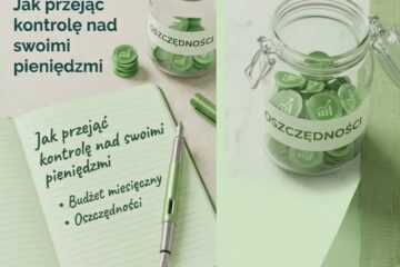 Otwarty notes z ręcznie napisaną listą "Budżet miesięczny" i "Oszczędności". Obok znajduje się przezroczysty słoik z zielonymi monetami i eleganckie pióro. Całość w zielonej, organizacyjnej tonacji.